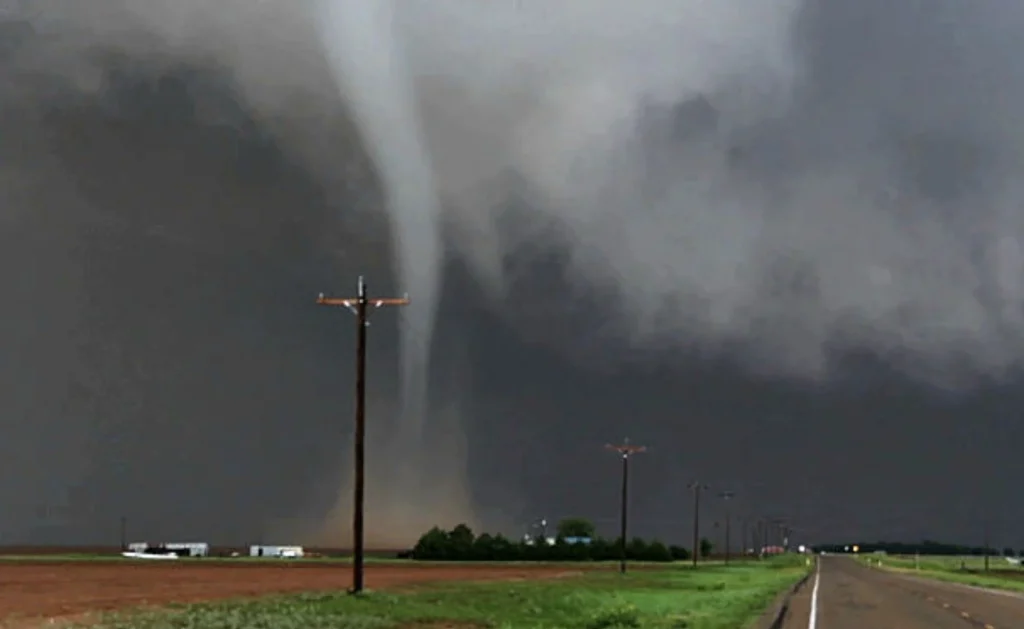 Ισχυροί ανεμοστρόβιλοι «σάρωσαν» τις κεντρικές ΗΠΑ: Mεγάλες καταστροφές