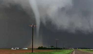 Ισχυροί ανεμοστρόβιλοι «σάρωσαν» τις κεντρικές ΗΠΑ: Mεγάλες καταστροφές