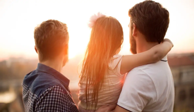 Οργή με ομοφυλόφιλους άνδρες στις ΗΠΑ που κοροϊδεύουν βρέφος που απέκτησαν με παρένθετη μητέρα (βίντεο)