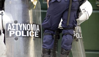 Ηλιούπολη: Άγριος ξυλοδαρμός αστυνομικού των ΜΑΤ από ομάδα αγνώστων – Ήταν συνάδελφος του Γ.Λυγγερίδη