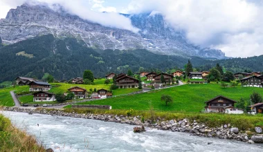 Γκρίντελβαλντ: Το «καταπράσινο» χωριό της Ελβετίας που μοιάζει με όνειρο – Δείτε φωτογραφίες