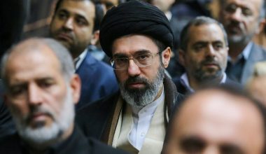 «Άστραψε» ο Μοτζτάμπα Χαμενεΐ κατά των Αμερικανών: «Μαζί με τους σιωνιστές θα δείτε την πίκρα των νέων ηττών»