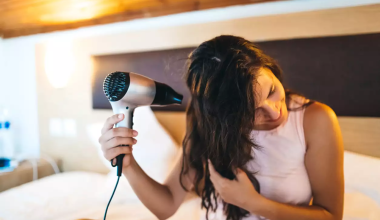 Δείτε γιατί δεν πρέπει να κοιμόμαστε με βρεγμένα μαλλιά το βράδυ