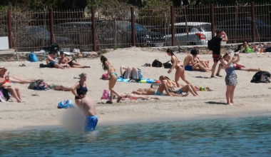 Εικόνες καλοκαιριού στα νότια προάστια: «Ξεχύθηκαν» στις παραλίες οι Αθηναίοι και έκαναν την πρώτη τους βουτιά
