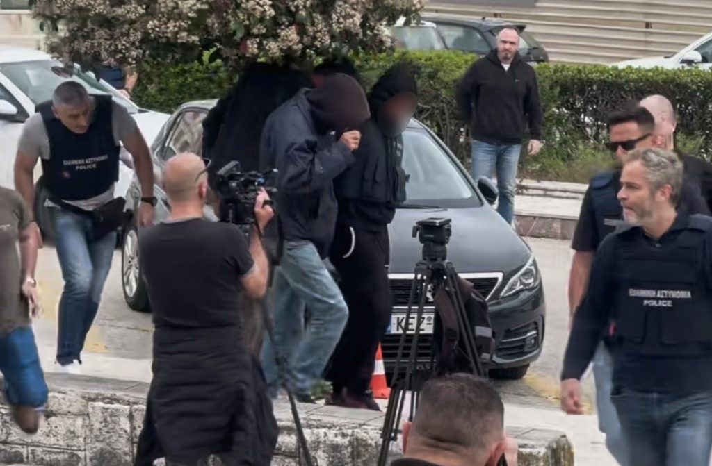 Οδηγούνται στις φυλακές Κορυδαλλού οι τρεις κατηγορούμενοι για την υπόθεση θανάτου της 19χρονης Μυρτούς