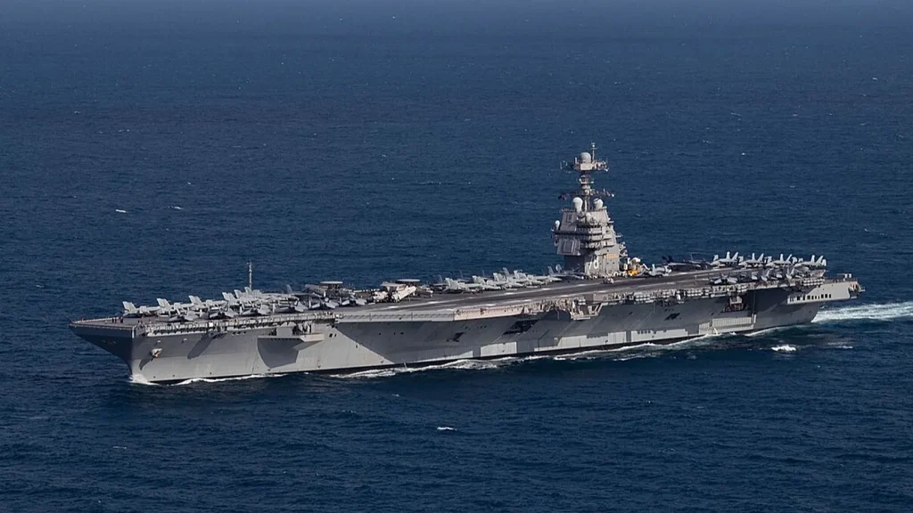 Το αεροπλανοφόρο USS Gerald R. Ford επέστρεψε στη Μέση Ανατολή συνοδευόμενο από δύο αντιτορπιλικά