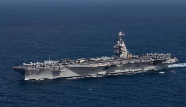 Το αεροπλανοφόρο USS Gerald R. Ford επέστρεψε στη Μέση Ανατολή συνοδευόμενο από δύο αντιτορπιλικά