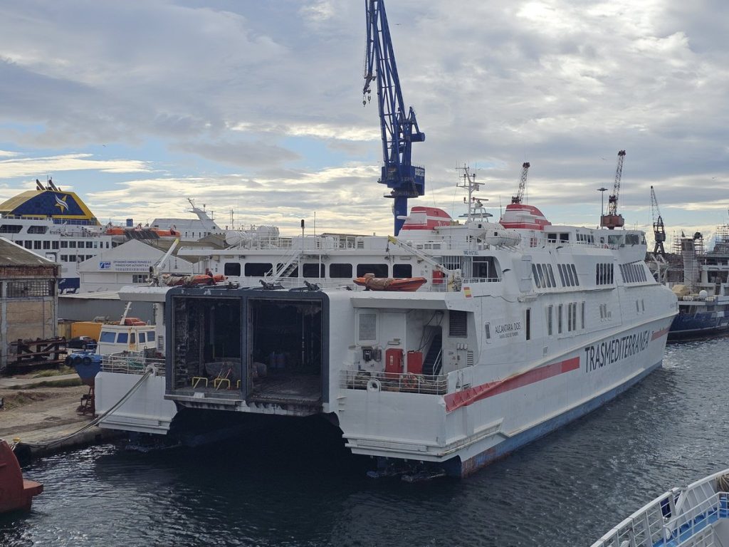 Πλοίο 30 ετών δώρισε στο ΠΝ εφοπλιστής