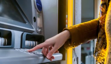 Η ΕΕ «τελειώνει» τις αναλήψεις με κάρτες από τα ΑΤΜ: Αυτό είναι το νέο τραπεζικό σύστημα που προωθεί