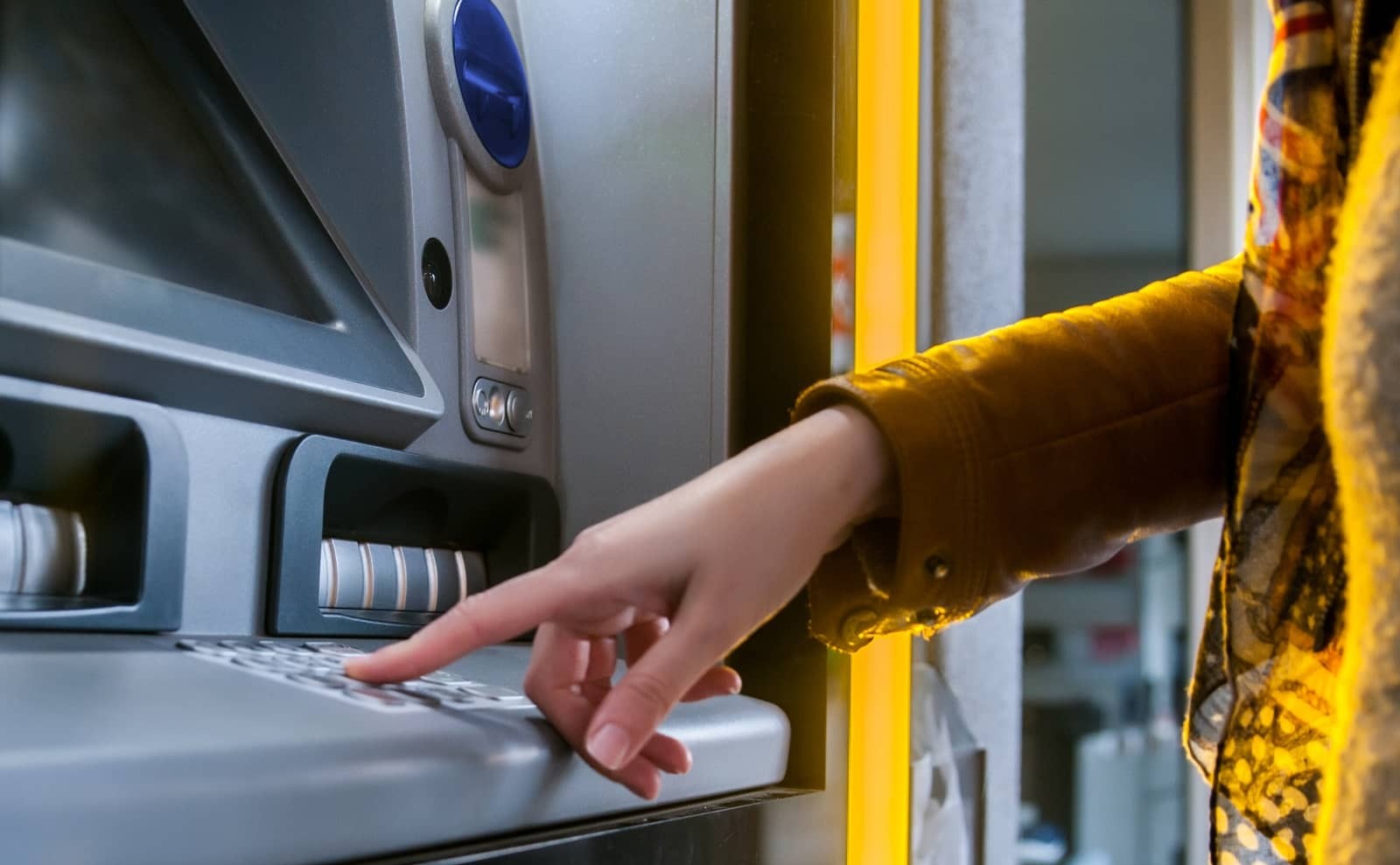 Η ΕΕ «τελειώνει» τις αναλήψεις με κάρτες από τα ΑΤΜ: Αυτό είναι το νέο τραπεζικό σύστημα που προωθεί