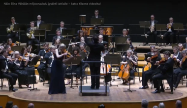 Φινλανδία: Η στιγμή που μαέστρος σε συναυλία κτυπά βιολί αξίας 1 εκατ. ευρώ και το ρίχνει στο πάτωμα (βίντεο)