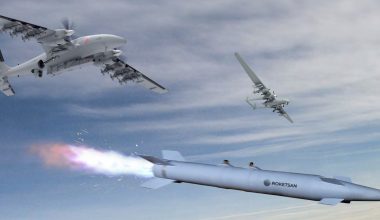 Δείτε βίντεο: Υπερηχητικός βαλλιστικός πύραυλος εκτοξεύεται από τουρκικό Bayraktar Akinci και χτυπά τον στόχο του