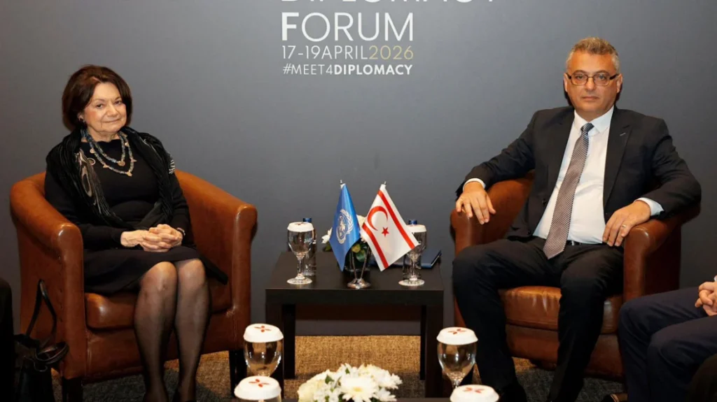 Η αναπληρώτρια ΓΓ του ΟΗΕ φωτογραφήθηκε με την σημαία του ψευδοκράτους