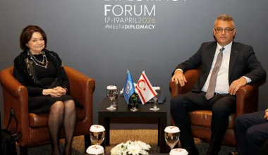 Η αναπληρώτρια ΓΓ του ΟΗΕ φωτογραφήθηκε με την σημαία του ψευδοκράτους