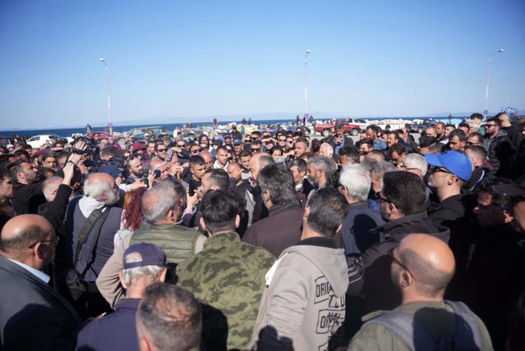 Λέσβος: Συνεχίζεται το μπλόκο στο λιμάνι – Ελλείψεις σε βασικά προϊόντα στα σούπερ μάρκετ