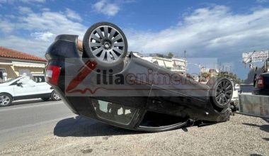 Τροχαίο ατύχημα στον Πύργο: Αυτοκίνητο τούμπαρε στη μέση του δρόμου (βίντεο)