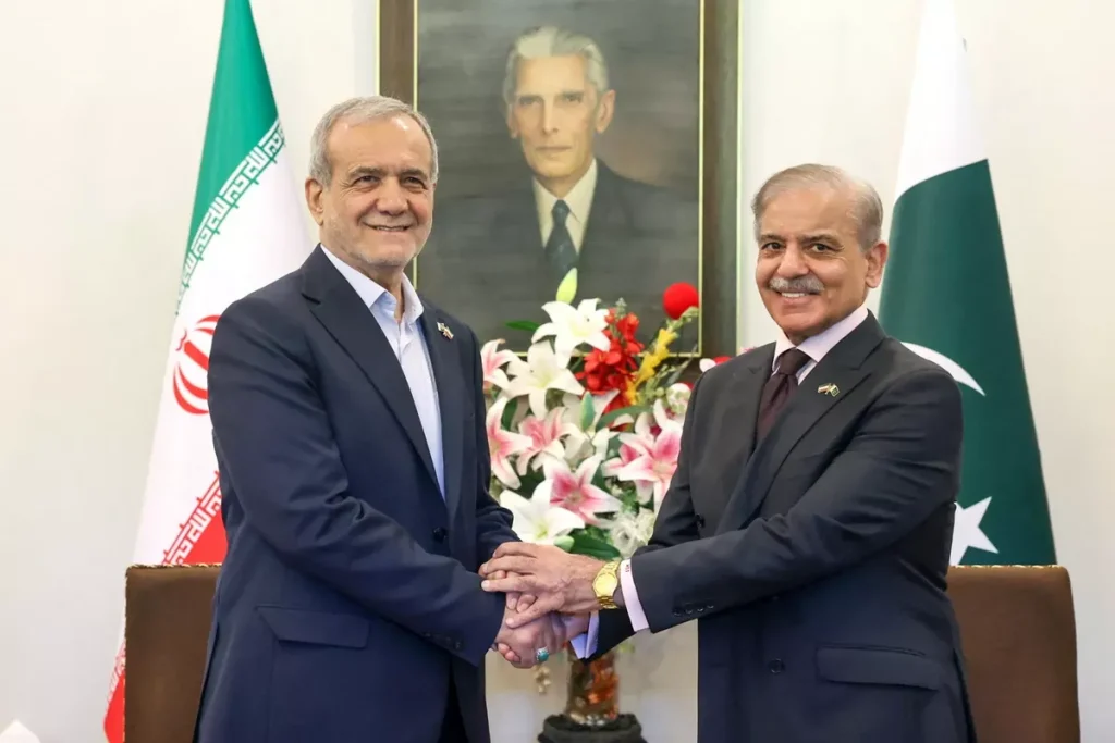 Σεχμπάζ Σαρίφ: Ο πρωθυπουργός του Πακιστάν συνομίλησε με τον Μασούντ Πεζεσκιάν – Τι συζήτησαν οι δύο άνδρες