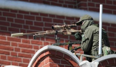 Σπάνια πλάνα: Ρώσος ελεύθερος σκοπευτής εξοντώνει στο «άψε σβήσε» Ουκρανό στρατιώτη (βίντεο)