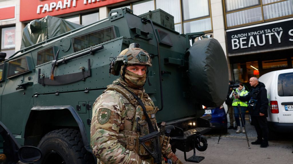 Αντιδράσεις στην Ουκρανία: Ο μακελάρης γάζωνε τα θύματά του στο Κίεβο και οι αστυνομικοί κοιτούσαν αλλού (βίντεο)