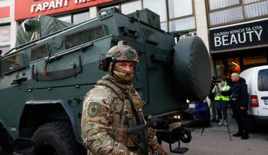 Αντιδράσεις στην Ουκρανία: Ο μακελάρης γάζωνε τα θύματά του στο Κίεβο και οι αστυνομικοί κοιτούσαν αλλού (βίντεο)