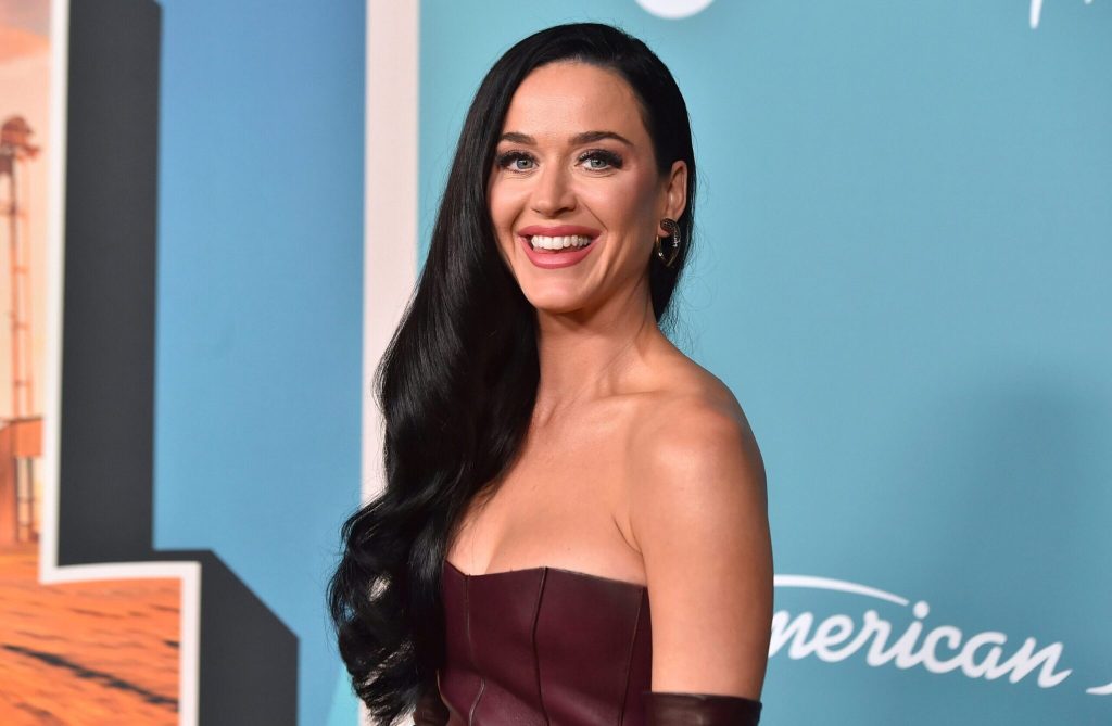 Η Κ.Πέρι έκανε ευχή στην Φοντάνα ντι Τρέβι χρησιμοποιώντας την πιστωτική της κάρτα επειδή δεν είχε κέρματα (βίντεο)