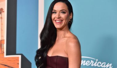 Η Κ.Πέρι έκανε ευχή στην Φοντάνα ντι Τρέβι χρησιμοποιώντας την πιστωτική της κάρτα επειδή δεν είχε κέρματα (βίντεο)