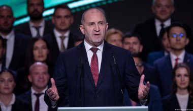 Σαρωτική νίκη του Ρ.Ράντεφ στις εκλογές στην Βουλγαρία: Αυτοδύναμη κυβέρνηση μετά από χρόνια πολιτικής αστάθειας