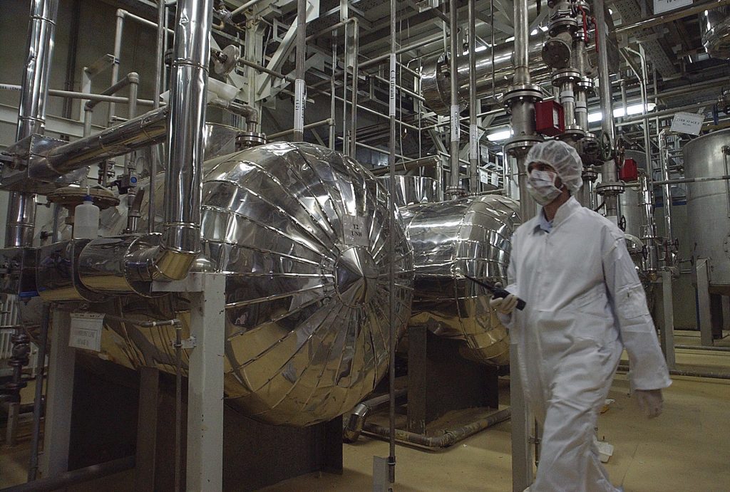 WSJ: Γιατί η απομάκρυνση του εμπλουτισμένου ουρανίου από το Ιράν θεωρείται περίπλοκη