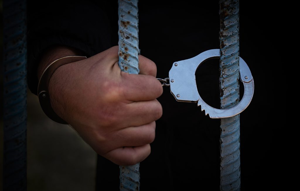 Θεσσαλονίκη: Ποινή φυλάκισης 4 ετών στον 22χρονο που έπεισε ηλικιωμένη να… ξεθάψει 100.000 ευρώ από την αυλή της