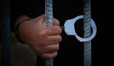 Θεσσαλονίκη: Ποινή φυλάκισης 4 ετών στον 22χρονο που έπεισε ηλικιωμένη να… ξεθάψει 100.000 ευρώ από την αυλή της