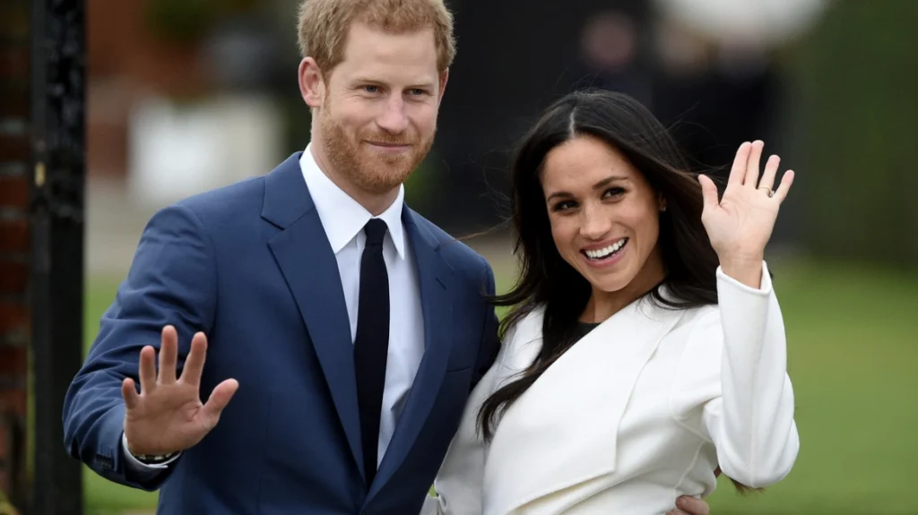 Πρίγκιπας Χάρι – Μ.Μάρκλ: Το φιλί που αντάλλαξαν σε δημόσιο χώρο αγνοώντας το πρωτόκολλο (φώτο)