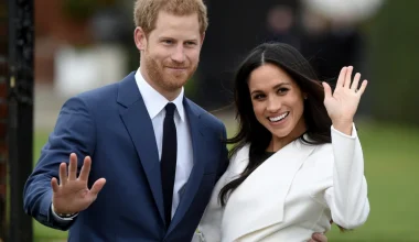 Πρίγκιπας Χάρι – Μ.Μάρκλ: Το φιλί που αντάλλαξαν σε δημόσιο χώρο αγνοώντας το πρωτόκολλο (φώτο)