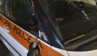 Εξάρχεια: Ομάδα αγνώστων προκάλεσε φθορές σε όχημα της Δημοτικής Αστυνομία (φωτο)