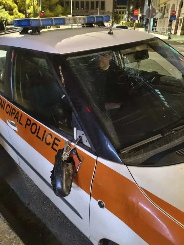 Εξάρχεια: Ομάδα αγνώστων προκάλεσε φθορές σε όχημα της Δημοτικής Αστυνομία (φωτο)