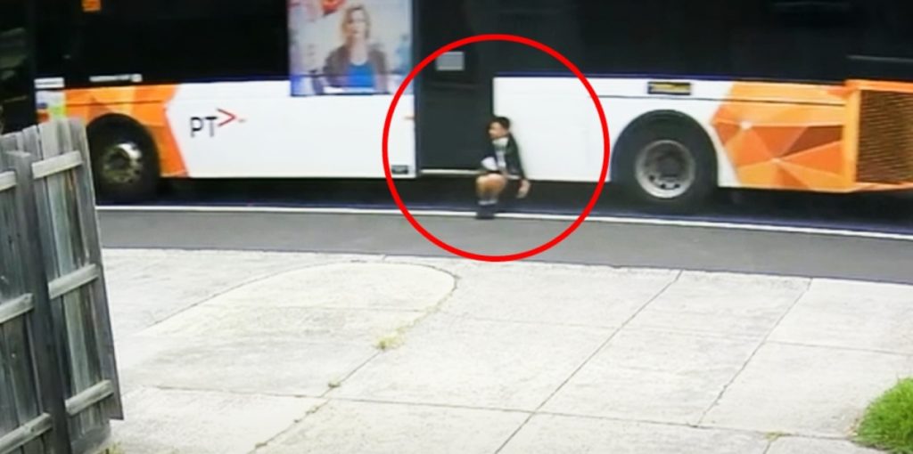 Δείτε βίντεο: 12χρονος στην Αυστραλία «αιχμαλωτίστηκε» από πόρτα λεωφορείου ενώ βρισκόταν εν κινήσει