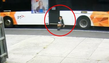 Δείτε βίντεο: 12χρονος στην Αυστραλία «αιχμαλωτίστηκε» από πόρτα λεωφορείου ενώ βρισκόταν εν κινήσει