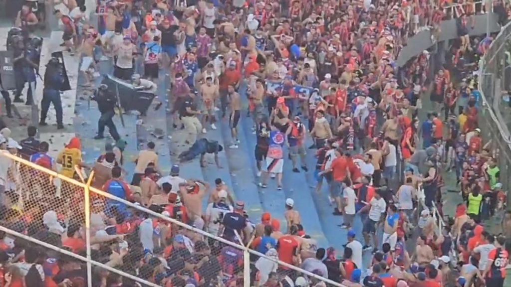 Eικόνες πολέμου στο μεγάλο ντέρμπι της Παραγουάης: Πρωτοφανείς συγκρούσεις οπαδών των δύο ομάδων (βίντεο)
