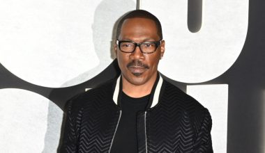 Συγκινήθηκε ο Έντι Μέρφι για το 51o βραβείο Συνολικής Προσφοράς: «Θα πάω στα παρασκήνια και θα κλάψω»