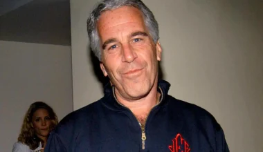 Επιζήσασα του Τζ.Έπσταιν εξομολογείται: «Με τσιμπούσε και με άρπαζε» – «Είναι απλά τρομακτικό»