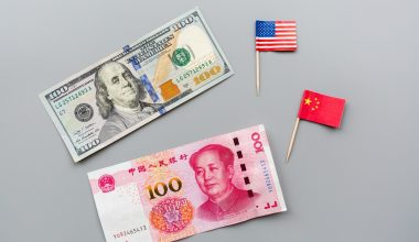 Το «πετροδολάριο» κινδυνεύει: Τα ΗΑΕ «στερεύουν» από «ρευστό» και θα πωλούν πετρέλαιο σε… κινεζικά γιουάν