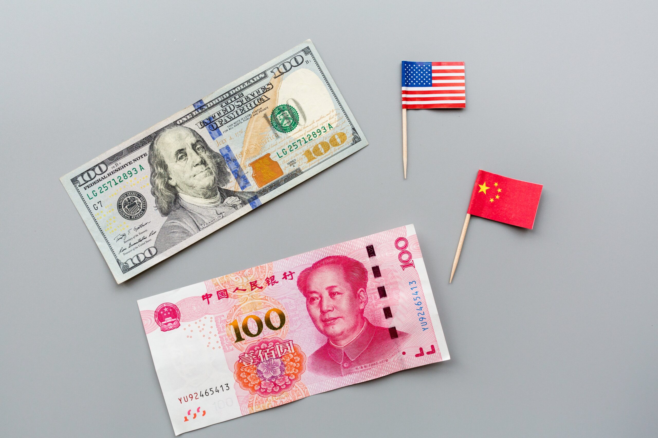 Το «πετροδολάριο» κινδυνεύει: Τα ΗΑΕ «στερεύουν» από «ρευστό» και θα πωλούν πετρέλαιο σε… κινεζικά γιουάν