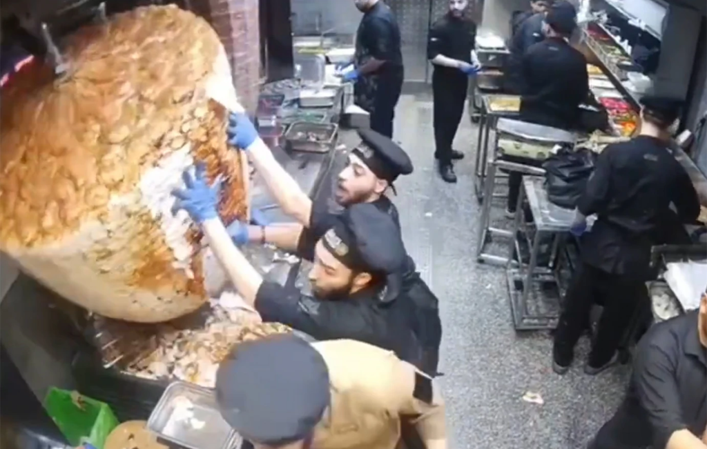 Βίντεο: Τεράστιος γύρος παραλίγο να… πλακώσει ψήστες σε σουβλατζίδικο στην Αίγυπτο