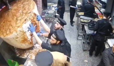 Βίντεο: Τεράστιος γύρος παραλίγο να… πλακώσει ψήστες σε σουβλατζίδικο στην Αίγυπτο