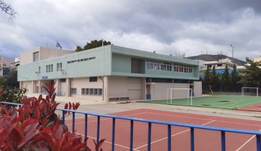 Χαϊδάρι: Μαθήτρια έπεσε από τον πρώτο όροφο του 7ου Γυμνασίου – Υποχώρησε το κάγκελο!