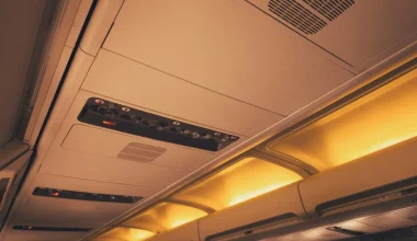 Πως το έκανε; – Επιβάτης πτήσης από Μάλτα προς Νάπολη «τρύπωσε» μέσα στο ράφι των αποσκευών (βίντεο)