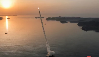 Η Βόρεια Κορέα προχώρησε σε νέα δοκιμή πέντε βαλλιστικών πυραύλων υπό την επιτήρηση του Κιμ Γιονγκ Ουν (φωτο)