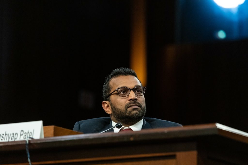 Κας Πατέλ: Διεκδικεί αποζημίωση 250 εκατ. δολαρίων από περιοδικό που τον χαρακτήρισε ως αλκοολικό