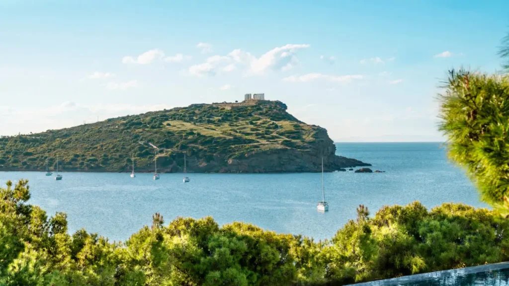 Περιπέτεια για τέσσερις ανήλικους ανοικτά του Σουνίου: Σκάφη του Λιμενικού μετέβησαν άμεσα στην περιοχή