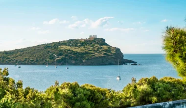 Περιπέτεια για τέσσερις ανήλικους ανοικτά του Σουνίου: Σκάφη του Λιμενικού μετέβησαν άμεσα στην περιοχή