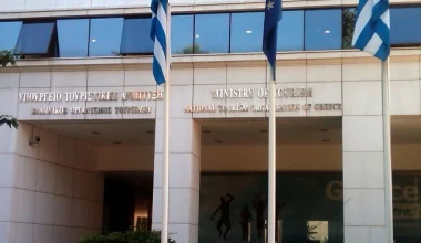 Nεκρή υπάλληλος του υπουργείου Τουρισμού: Έπεσε στο κενό από τον δεύτερο όροφο